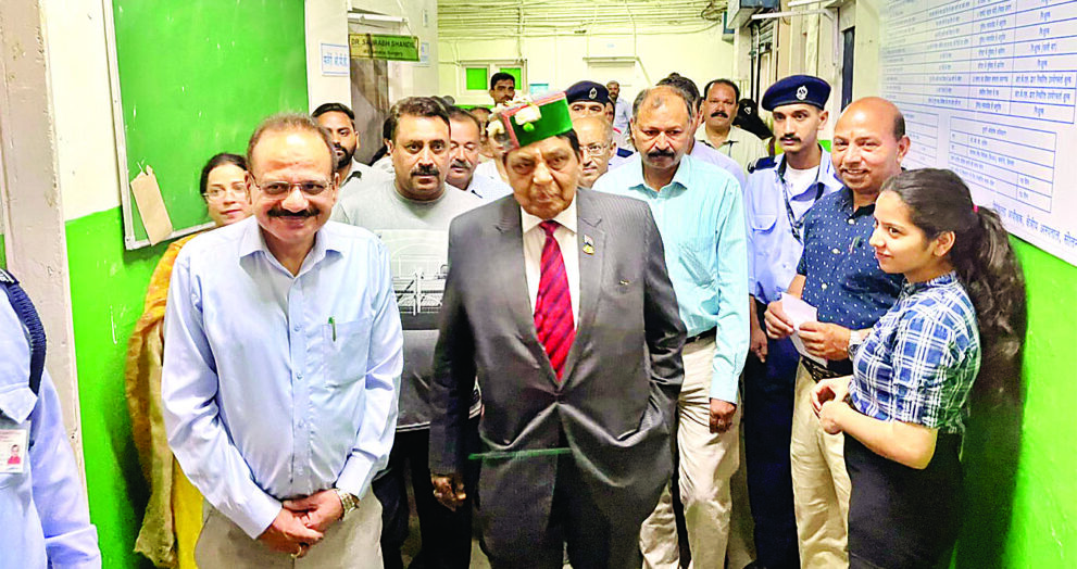 health-minister-dr-shandil-reached-solan-regional-hospital-directly-from-delhi