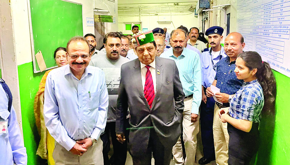 health-minister-dr-shandil-reached-solan-regional-hospital-directly-from-delhi