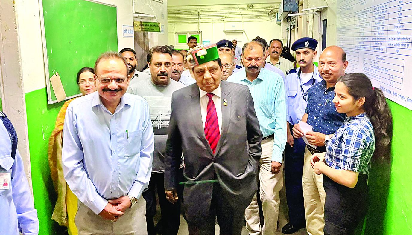 health-minister-dr-shandil-reached-solan-regional-hospital-directly-from-delhi