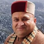 पिता की अस्थियां विसर्जित कर लौट रहे परिवार की गाड़ी खाई में गिरी, चार घा यल